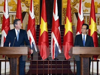 Thủ tướng Nguyễn Tấn Dũng và Thủ tướng Anh David Cameron tại trụ sở Chính phủ Việt Nam ngày 29/7. (Ảnh: Đức Tám/TTXVN)