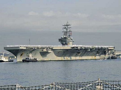 Tàu sân bay USS Ronald Reagan neo đậu tại căn cứ Hải quân Yokosuka. (Ảnh: Kyodo)