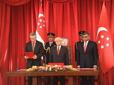Thủ tướng Lý Hiển Long tuyên thệ nhậm chức trước Tổng thống Tony Tan (Nguồn: channelnewsasia.com)