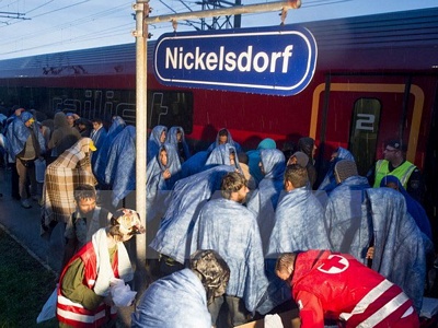 Người di cư chờ lên tàu tại Nickeldorf, biên giới giữa Áo với Hungary để tới Salzburg. (Nguồn: AFP/TTXVN)