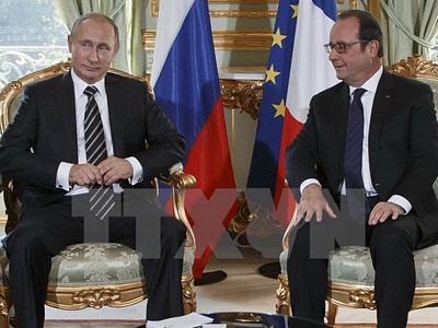 Tổng thống Nga Vladimir Putin (trái) và Tổng thống Pháp Francois Hollande (phải) tại cuộc gặp song phương ngày 2/10. (Ảnh: AFP/TTXVN)