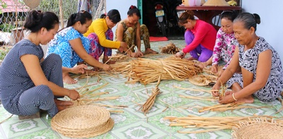 Các tổ đan thảm lục bình hoạt động hiệu quả giúp người dân có thêm thu nhập lúc nông nhàn.