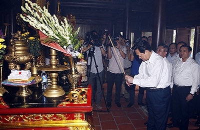 Thủ tướng Nguyễn Tấn Dũng dâng hương, hoa tưởng niệm tại Khu di tích lịch sử Đại thi hào Nguyễn Du ở quê hương ông, xã Tiên Điền, huyện Nghi Xuân, tỉnh Hà Tĩnh. Ảnh: Đức Tám – TTXVN