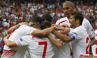 Krohn-Dehli (số 7) trở thành người hùng của Sevilla.