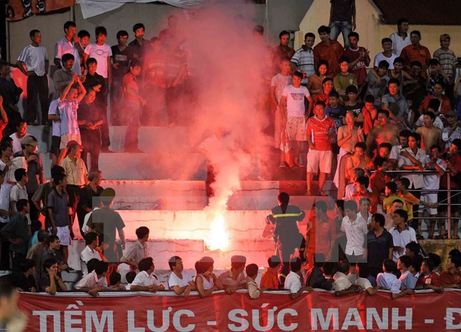 Pháo sáng trên khán đài trong một trận đấu ở V-League. (Ảnh: Quốc Khánh/TTXVN)