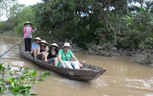 Chèo xuồng tham quan sông nước là một nét đặc trưng của du lịch Vĩnh Long.