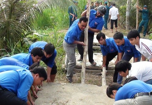 Thi đua xây dựng nông thôn mới, tuổi trẻ đã đảm nhận nhiều công trình, phần việc thanh niên như làm đường, xây nhà giúp người nghèo...