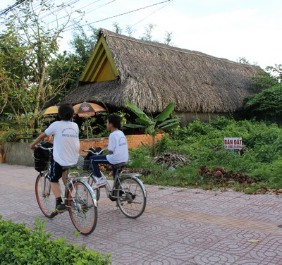 Những hàng quán xây dựng bằng vật liệu “nhà tranh, mái lá” ảnh hưởng đến mỹ quan đô thị.