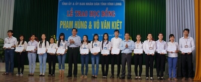 Phó Chủ tịch Thường trực UBND tỉnh- Nguyễn Văn Thanh tặng học bổng cho các em.