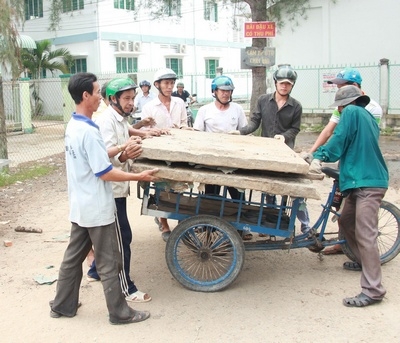 Người dân ấp Tân Thuận đóng góp ngày công xây dựng giao thông nông thôn.