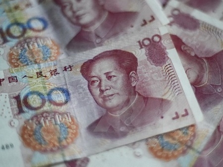 Đồng tiền giấy mệnh giá 100 nhân dân tệ (15.5 USD) tại Bắc Kinh ngày 25/8. (Nguồn: AFP/TTXVN)