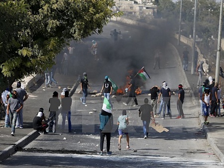 Cuộc đụng độ giữa người Palestine và lực lượng an ninh Israel tại Đông Jerusalem ngày 4/10. (Ảnh: Reuters/TTXVN)