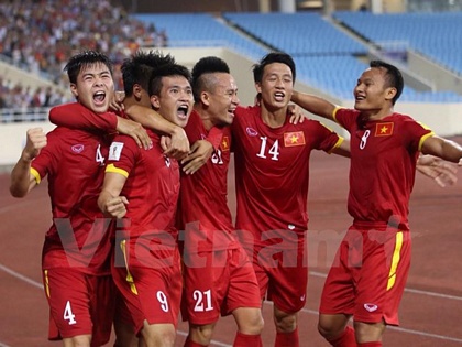 Niềm vui của Công Vinh và đồng đội sau bàn thắng mở tỷ số. (Ảnh: Minh Chiến/Vietnam+)