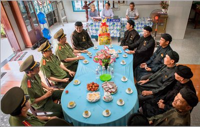 Các tôn giáo trên địa bàn tỉnh Vĩnh Long đều tự do hoạt động đạo sự theo quy định của pháp luật Nhà nước Việt Nam. Trong ảnh: Đoàn cán bộ Công an Vĩnh Long đến thăm, chúc tết, tặng quà Ban Trị sự Hưng An tự. Ảnh: Lê Văn Hưu