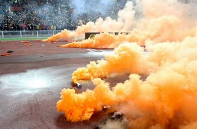 Sân Shah Alam biến thành “biển lửa” sau khi CĐV Malaysia ném pháo sáng vào sân.