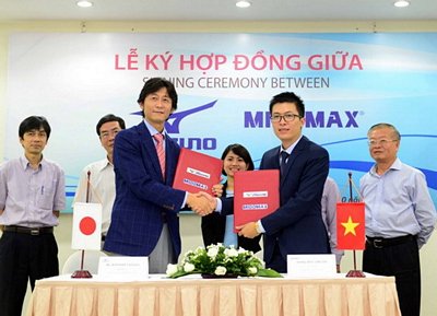 Ký kết hợp tác giữa ông Tống Đức Thuận (phải), phó Tổng giám đốc Công ty Cổ phần Midomax Việt Nam với ông Kiyoshi Tatani - Chủ tịch Tập đoàn Mizuno. (Ảnh: Quốc Khánh/TTXVN)
