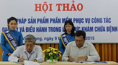 Ông Châu Thanh Tùng (bên trái)- Giám đốc VNPT và ông Trần Văn Út-  Giám đốc Sở Y tế ký thỏa thuận hợp tác quản lý bệnh viện, ngày 9/10/2015.
