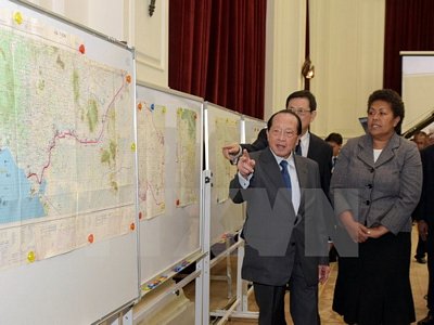 Quyền Chủ tịch Thư viện LHQ Mereani Keleti Vakasika (phải) và Phó Thủ tướng, Bộ trưởng Ngoại giao và Hợp tác quốc tế Campuchia Hor Namhong (trái) tại buổi thẩm định bản đồ ở thủ đô Phnom Penh ngày 20/8. (Nguồn: AFP/TTXVN)