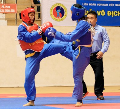 Phùng Thị Hồng Thắm (Vĩnh Long, đai đỏ) trong trận chung kết hạng cân 60kg nữ.