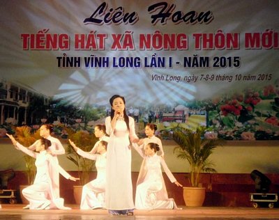 Tiết mục hát múa “Biết ơn chị Võ Thị Sáu” của đơn vị xã Hựu Thành (Trà Ôn)