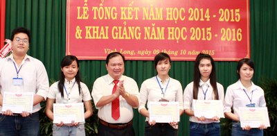 Ông Nguyễn Văn Quang trao giấy khen cho các sinh viên giỏi, năm học 2014- 2015.