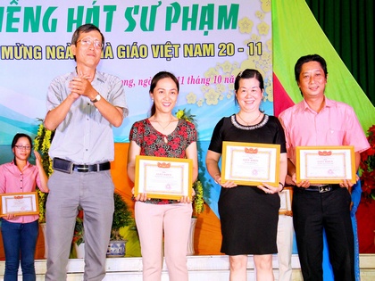 Ông Ngô Thanh Sơn- Quyền Trưởng Phòng Giáo dục Đào tạo TP Vĩnh Long trao giải nhất toàn đoàn cho các đơn vị.