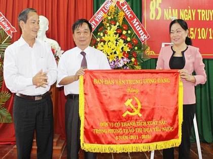 Ông Hồ Minh Tâm- Vụ trưởng, phụ trách dân vận phía Nam thuộc Ban Dân vận Trung ương trao cờ thi đua cho Ban Dân vận Tỉnh ủy Vĩnh Long.