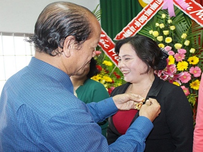 Dịp này, có 40 cá nhân được tặng kỷ niệm chương Vì sự nghiệp dân vận. 