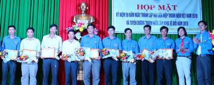 Trao giấy khen cho các thanh niên