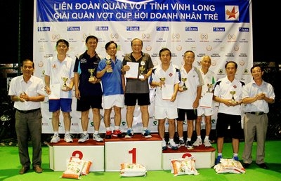Ông Nguyễn Thanh An- Phó Giám đốc Sở VH, TT và DL tỉnh (trái) trao thưởng cho các VĐV nội dung đôi nam hạng A lãnh đạo.