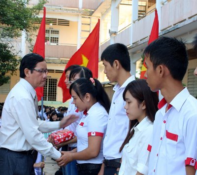 Thầy Nguyễn Minh Thiện trao học bổng cho các em HS đậu ĐH của trường.