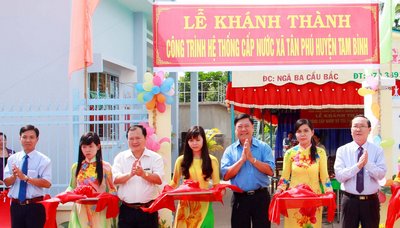 Nghi thức cắt băng khánh thành công trình.