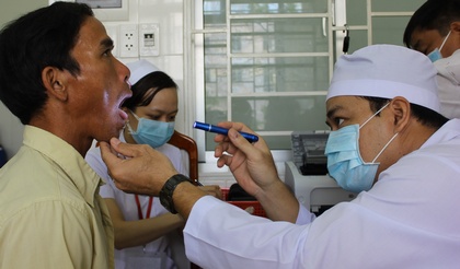 Những bệnh nhân đầu tiên đến khám tại Bệnh viện Lao và bệnh phổi.