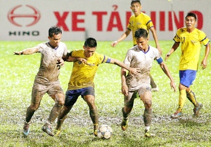 Đội Vĩnh Long (đang dẫn bóng) đành thúc thủ 0- 2 trước đội An Giang.