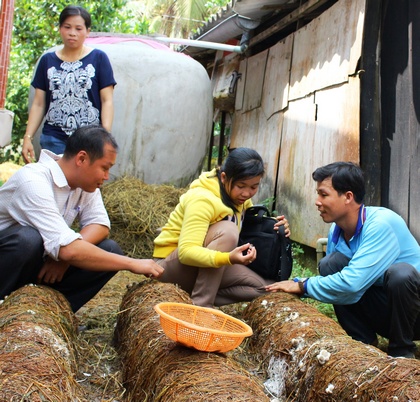 Nhờ không ngại khó, ngại khổ mà anh Sơn (bên phải) đưa kinh tế gia đình ngày càng đi lên.