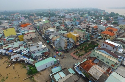 Bến phà và khu phố chợ xưa, nay đã thay đổi nhiều.