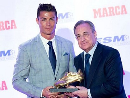 Ronaldo và Chủ tịch Perez chụp ảnh lưu niệm trong ngày Ronaldo nhận Chiếc giày vàng châu Âu lần thứ 4 trong sự nghiệp (Ảnh: Getty)