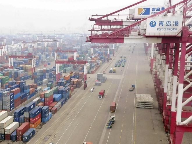 Vận chuyển container tại cảng ở Thanh Đảo, Sơn Đông, Trung Quốc. (Nguồn: Reuters)