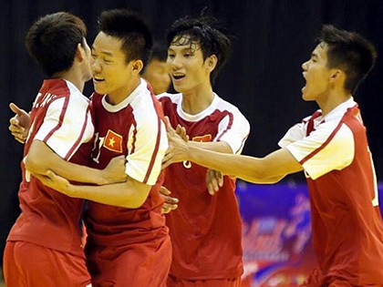 Các cầu thủ Việt Nam đã liên tiếp tạo được cách biệt nhưng lại không bảo toàn được thắng lợi. Ảnh: Tú Trần.