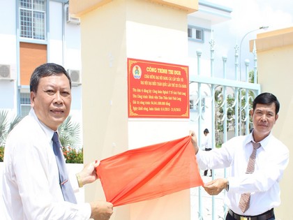 Lãnh đạo Sở Y tế và Liên đoàn Lao động tỉnh dỡ ruy băng bảng chào mừng Đại hội Đại biểu Đảng bộ tỉnh Vĩnh Long lần thứ X tại 2 công trình bệnh viện.