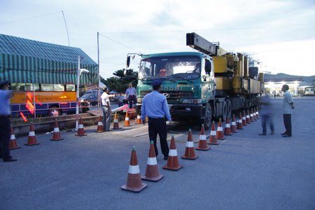 Siết chặt quản lý tải trọng xe là nhiệm vụ trọng tâm về đảm bảo trật tự ATGT trong năm 2015.