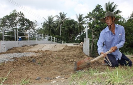 Liên kết phát triển sản xuất, tái cơ cấu nông nghiệp; đào tạo nghề giải quyết việc làm, giảm nghèo bền vững; phát triển cơ sở hạ tầng giao thông,... liên quan mật thiết, tương hỗ cho nhau để phát triển kinh tế- xã hội địa phương. Trong ảnh: Cầu, đường liên ấp thuộc xã Thiện Mỹ.