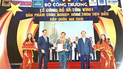 Đại diện doanh nghiệp Hồng Hương (giữa) trong buổi công bố sản phẩm tiêu biểu tại Hà Nội.