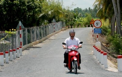 Đảng viên góp công, góp của làm nên những con đường nhựa hóa khang trang.