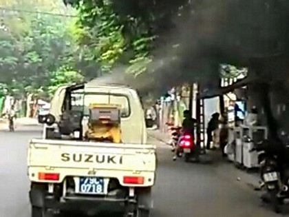 Xe phun thuốc diệt muỗi trên đường phố Nha Trang. Ảnh: Việt Nữ.