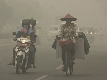 Đường phố Palangkaraya ở Indonesia chìm trong khói mù. (Nguồn: Reuters)