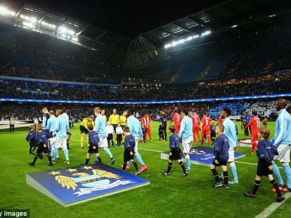Các cầu thủ Manchester City và Sevilla bước ra sân trong trận đấu ở Champions League. (Ảnh: Getty Images)