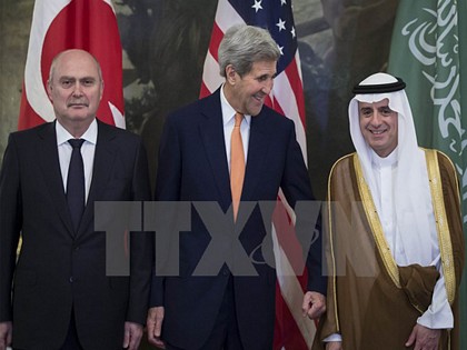 Ngoại trưởng Thổ Nhĩ Kỳ Feridun Sinirlioglu, Ngoại trưởng Mỹ John Kerry và Ngoại trưởng Saudi Arabia Adel al-Jubeir trước cuộc gặp tại Vienna ngày 23/10. (Nguồn: AFP/TTXVN)