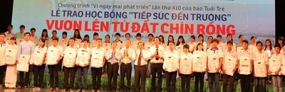  Ban tổ chức trao học bổng cho các  tân sinh viên.