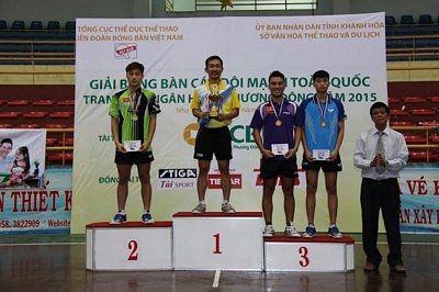 Các tay vợt trên bục nhận huy chương nội dung đơn nam. Ảnh: Từ Nhân Luân